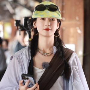 Zhao Zhaoyi’s Colored Glass Pearl Necklace – Dopamine – inspired Layered Jewelry for Stylish Minimalism
