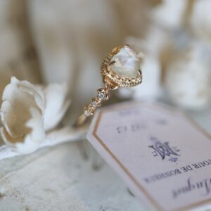 Gestern Dream | Mother – of – Pearl & Crystal Luxury Ring